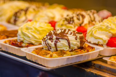 Brussels, Belçika - 11 Ağustos, 2015: ünlü Belçika waffle mağaza krem, çilek ve çikolata sosu ile gösterildiği şekliyle
