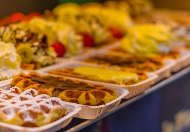 Brussels, Belçika - 11 Ağustos, 2015: ünlü Belçika waffle mağaza krem, çilek ve çikolata sosu ile gösterildiği şekliyle