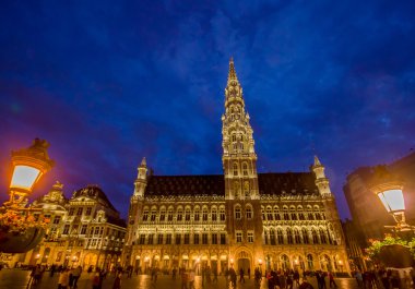 Brussels, Belçika - 11 Ağustos, 2015: güzel gün batımı sırasında muhteşem Gran yer ana kare çarpıcı fotoğraf