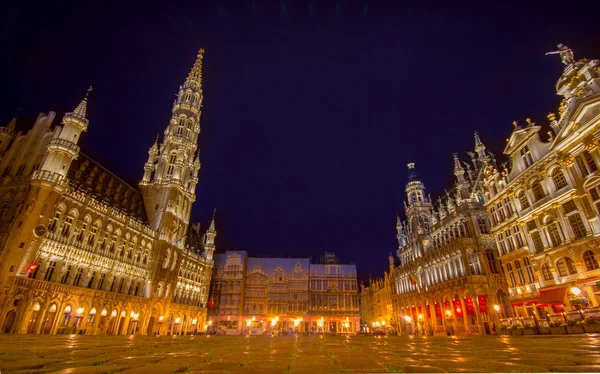 BRUXELLES, BELGIO - 11 AGOSTO 2015: Grand Place con le sue fantastiche facciate illuminate e torri durante la notte — Foto Stock