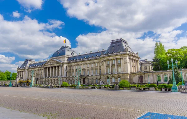 ブリュッセル, ベルギー - 2015 年 8 月 11 日: 王宮美しい建築のとても素敵な晴れた日にフロント側の角度から撮影 — ストック写真