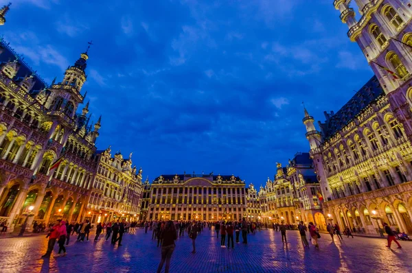 BRUXELLES, BELGIO - 11 AGOSTO 2015: Splendida foto della spettacolare piazza principale Gran Place durante il bellissimo tramonto — Foto Stock