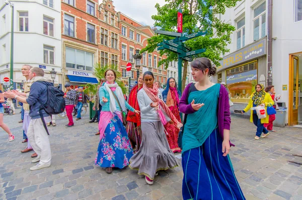 BRUXELAS, BÉLGICA - 11 DE AGOSTO DE 2015: Hare Krishna artistas de rua dançando no centro da cidade — Fotografia de Stock