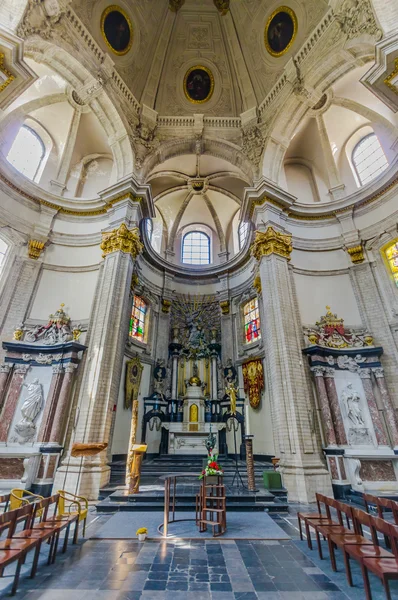 BRUXELAS, BÉLGICA - 11 DE AGOSTO DE 2015: Dentro da famosa Igreja Nossa Senhora da Assistência, mostrando uma bela arquitetura de pedra branca e concreto, estátua artística de bronze com altar visível no final — Fotografia de Stock