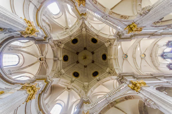 BRUSELAS, BÉLGICA - 11 AGOSTO, 2015: Dentro de la famosa Iglesia Nuestra Señora de la Asistencia, mostrando un hermoso techo blanco con detalles decorativos dorados —  Fotos de Stock