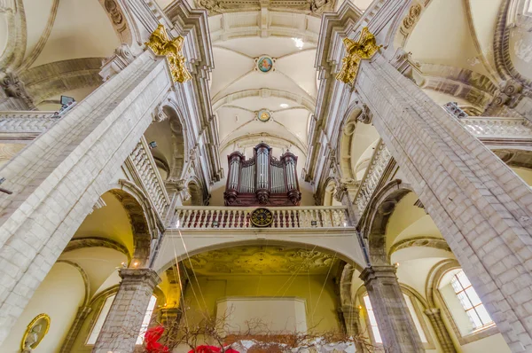 BRUSSELS, BELGIUM - 11 AUGUST, 2015: Inside famous Our Lady of Assistance Church, showing beautiful white ceiling with golden decorative details — Stok fotoğraf