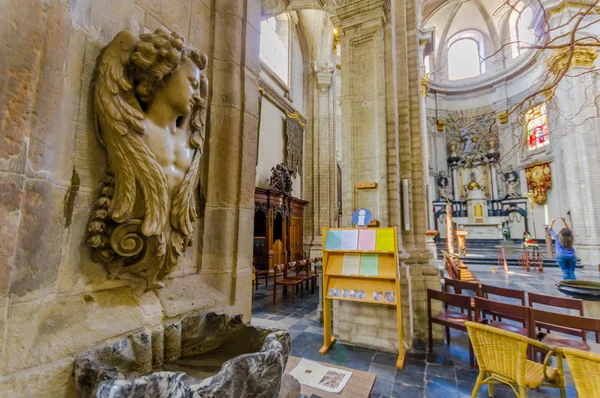 BRUXELLES, BELGIQUE - 11 AOÛT 2015 : A l'intérieur de la célèbre église Notre-Dame d'Assistance, montrant une belle sculpture en pierre montée sur le mur — Photo