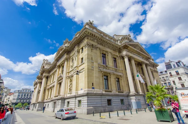 BRUSSELS, BELGIUM - 11 AUGUST, 2015: Spectacular view of the stock exchange building Place de la Bourse with its stunning details and architecture — ストック写真