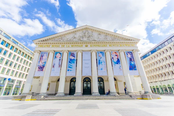 ブリュッセル, ベルギー - 2015 年 8 月 11 日: シアター ロイヤル ラ王立モネ劇場その見事な詳細と建築の壮麗な外観 — ストック写真