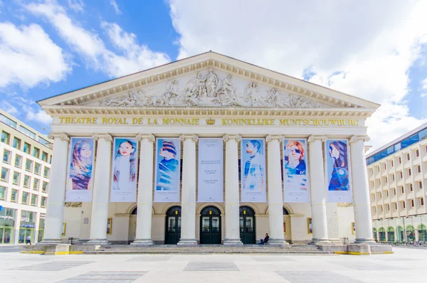 Brussels, Belçika - 11 Ağustos, 2015: Theatre Royal La Monnaie De Munt çarpıcı ayrıntılar ve mimarisi ile muhteşem cephe — Stok fotoğraf