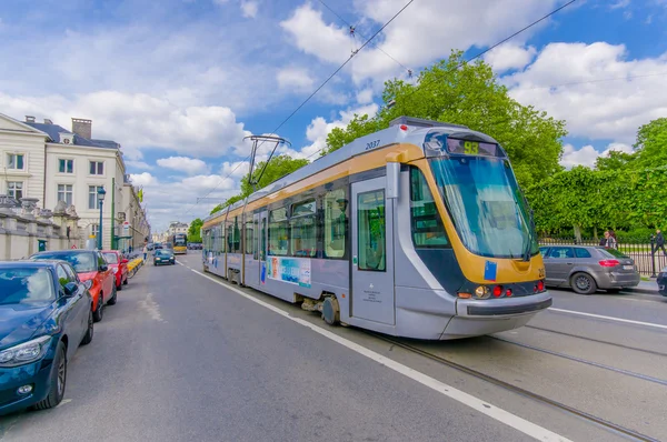 BRUXELAS, BÉLGICA - 11 DE AGOSTO DE 2015: Transporte público de bonde azul no trânsito que passa, ambiente urbano dia ensolarado — Fotografia de Stock