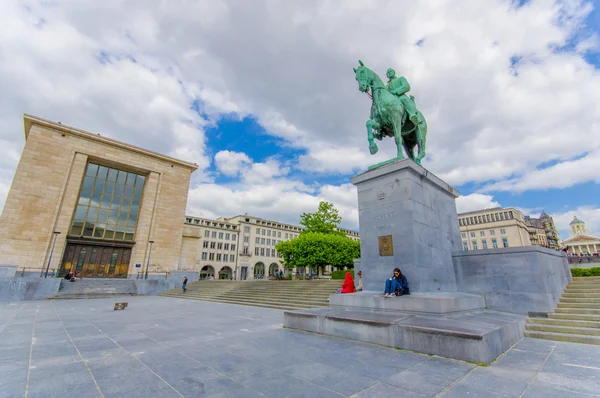 BRUSELAS, BÉLGICA - 11 AGOSTO, 2015: La famosa estatua se encuentra en el centro de la ciudad de Albert primero, sentado en su caballo — Foto de Stock