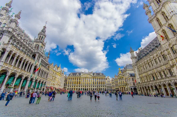Brusel, Belgie - 11 srpna, 2015: Grand místo s jeho úžasnou a krásnou architekturu stejně jako okolní most ukamenován plaza — Stock fotografie