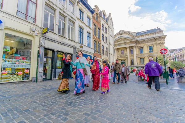 브뤼셀, 벨기에-2015 년 8 월 11 일: 시내 중심가에서 춤을 헤어 크리슈나 거리 공연 — 스톡 사진
