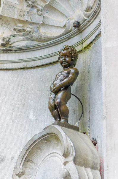 BRUXELAS, BÉLGICA - 11 DE AGOSTO DE 2015: Manneken Pis famosa estátua de bronze do menino mijando na fonte — Fotografia de Stock