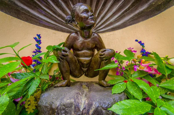 BRUXELLES, BELGIO - 11 AGOSTO 2015: Jeanneken Pis, famosa statua in bronzo raffigurante la bambina che piscia — Foto Stock