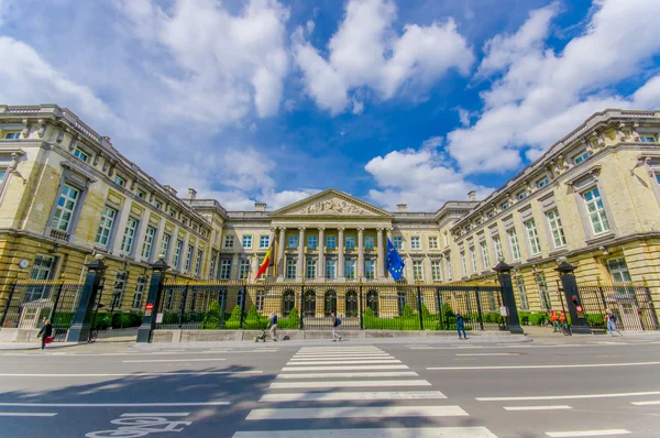 BRUXELLES, BELGIQUE - 11 AOÛT 2015 : Palais du Parlement de la Nation, donnant sur l'entrée par une belle journée ensoleillée — Photo