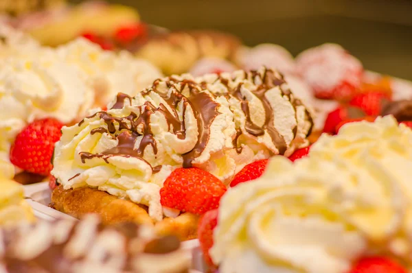 BRUSSELS, BELGIUM - 11 AUGUST, 2015: Famous belgian waffles as displayed in store with cream, berries and chocolate sauce — Stock Photo, Image