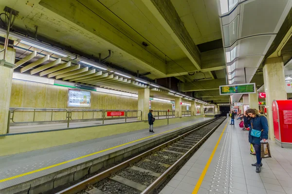 BRUSELAS, BÉLGICA - 11 AGOSTO, 2015: Dentro de la plataforma de la estación de tren Beurs mostrando a pocas personas esperando — Foto de Stock