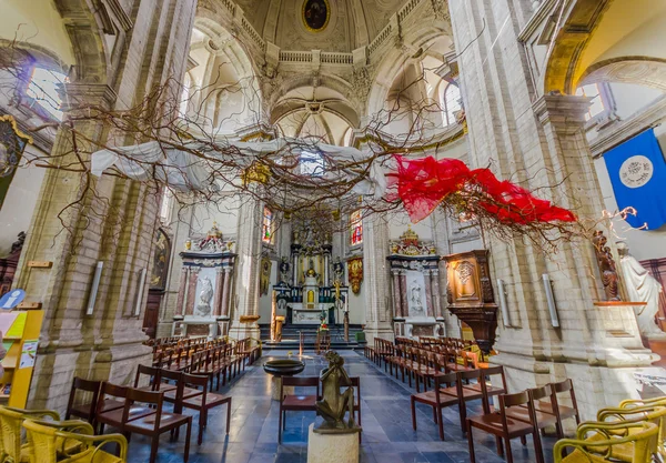 BRUSELAS, BÉLGICA - 11 AGOSTO, 2015: En el interior de la famosa Iglesia Nuestra Señora de la Asistencia, que muestra hermosa piedra blanca y arquitectura de hormigón con altar visible al final —  Fotos de Stock