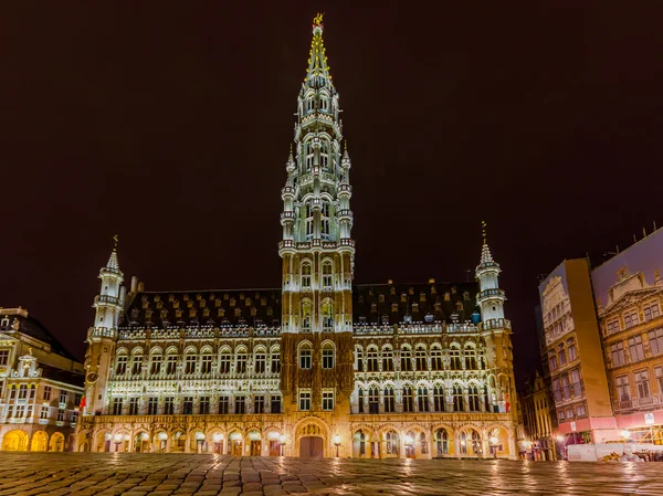 Brusel, Belgie - 11 srpna, 2015: ohromující fotografie velkolepé Gran místo hlavní náměstí během krásný západ slunce — Stock fotografie