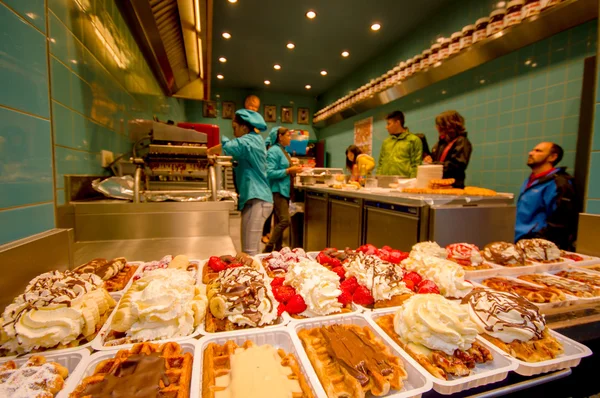 BRUXELLES, BELGIQUE - 11 AOÛT 2015 : Dans un magasin de gaufres belges, de nombreuses assiettes délicieuses alignées avec différentes garnitures telles que chocolat, crème, baies et caramel Photo De Stock