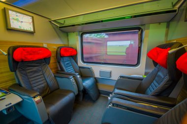 Vienna, Avusturya - 11 Ağustos, 2015: iş sınıfı oturma alanı, trende, büyük siyah deri koltuklar