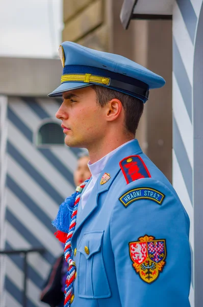 Praga, Repubblica Ceca - 13 agosto 2015: Guardie di palazzo in servizio con le loro distintive uniformi blu, cabina a strisce bianche e arma visibile — Foto Stock