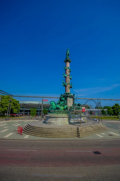 Viena, Austria - 11 de agosto de 2015: Monumento a Wilhelm Von Tegetthoff en un hermoso día soleado — Foto de Stock