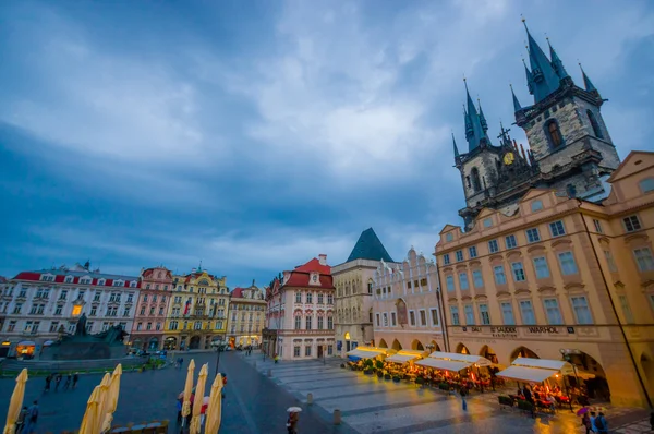 Prague, Czech Republic - 13 August, 2015: Great overview of beautiful old town square sorrounded by spectacular architecture buildings — Stockfoto