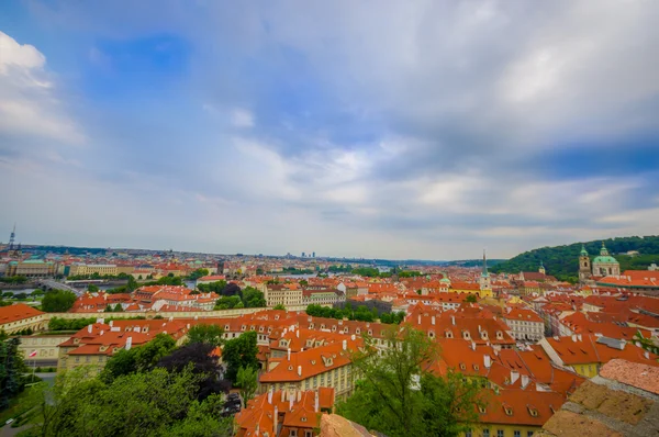 Prag, Tjeckien - 13 augusti 2015: vacker utsiktsplats över staden, fantastiska takåsar översikt bakgrund och grön vegetation utspridda — Stockfoto