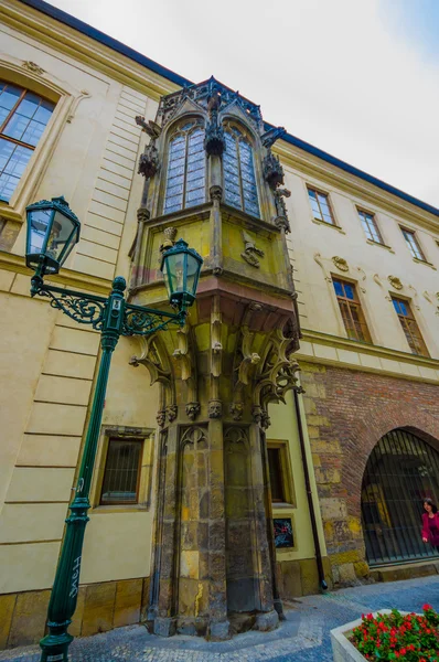 Praga, República Checa - 13 de agosto de 2015: Espectacular balcón incorporado decorado con un toque gótico, situado en el casco antiguo —  Fotos de Stock