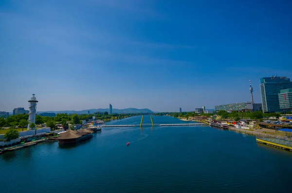 Wien, Österreich - 11. August 2015: Donau von der Wiener Stadtbrücke aus gesehen, schöner blauer Himmel und spektakuläre Aussicht — Stockfoto