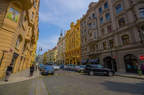 Praga, República Checa - 13 de agosto de 2015: Muy bonita manzana con hermosas fachadas y carretera bridgestone, arquitectura victoriana típica europea — Foto de Stock
