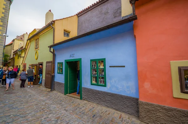 Praga, República Checa - 13 de agosto de 2015: Ciudad vieja de la ciudad, gran colorida y modesta arquitectura antigua y calles estrechas — Foto de Stock