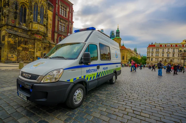 Prag, Tschechische Republik - 13. August 2015: Polizeiwagen fährt an einem schönen Tag über den Altstadtplatz, vom Straßenniveau aus gesehen — Stockfoto