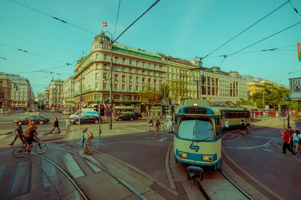 Viena, Austria - 11 de agosto de 2015: El tranvía atraviesa las calles de la ciudad en un hermoso día soleado, grandes fachadas y entornos arquitectónicos — Foto de Stock