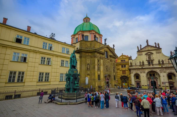 Praga, República Checa - 13 de agosto de 2015: Rudolfinum music auditorium as seen from backside, beautiful architecture and old city environment — Foto de Stock