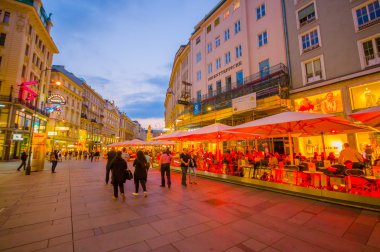 Vienna, Avusturya - 11 Ağustos, 2015: ışıklar akşam olarak Singerstrasse ve Graben alanı çevresinde yürüyüş, çok çekici, temiz şehir sokaklarını ayarla