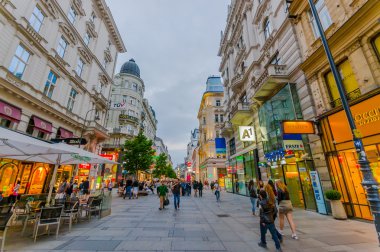Vienna, Avusturya - 11 Ağustos, 2015: ışıklar akşam olarak Singerstrasse ve Graben alanı çevresinde yürüyüş, çok çekici, temiz şehir sokaklarını ayarla