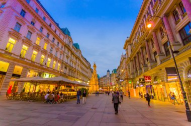 Vienna, Avusturya - 11 Ağustos, 2015: ışıklar akşam olarak Singerstrasse ve Graben alanı çevresinde yürüyüş, çok çekici, temiz şehir sokaklarını ayarla