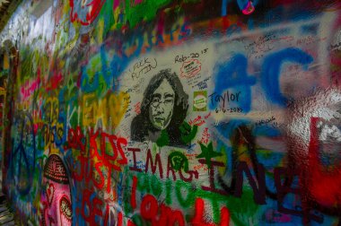 Prague, Çek Cumhuriyeti - 13 Ağustos, 2015: ünlü John Lennon Duvarı sevgi ile dolu ilham grafiti şehir merkezinde