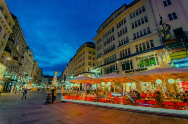 Vienna, Avusturya - 11 Ağustos, 2015: ışıklar akşam olarak Singerstrasse ve Graben alanı çevresinde yürüyüş, çok çekici, temiz şehir sokaklarını ayarla
