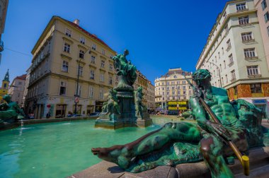 Vienna, Avusturya - 11 Ağustos, 2015: çok güzel çeşme heykel ve güzel yeşil su ile şehir içi, Graben alanında bulunan