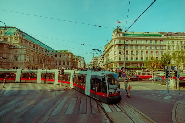 Viena, Austria - 11 de agosto de 2015: El tranvía atraviesa las calles de la ciudad en un hermoso día soleado, grandes fachadas y entornos arquitectónicos — Foto de Stock