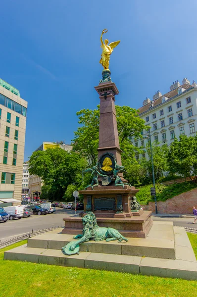 Viena, Austria - 11 de agosto de 2015: Monumento a Liebenberg, espectacular estatua alta con persona dorada en la parte superior — Foto de Stock