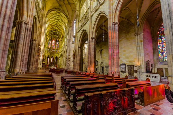 Prag, Tschechische Republik - 13. August 2015: St.-Vitus-Kathedrale von innen mit erstaunlicher gotischer Architektur und dekorativen Details — Stockfoto