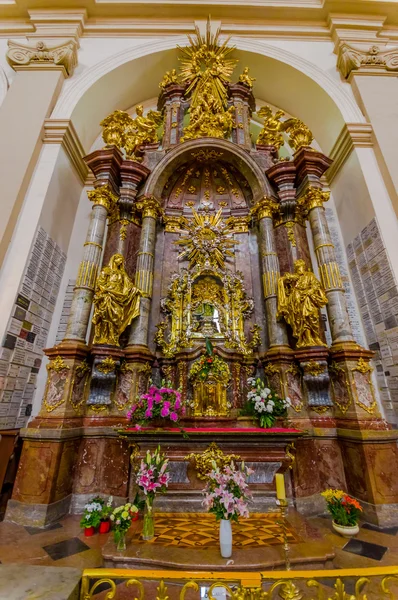 Praga, República Tcheca - 13 de agosto de 2015: Catedral do Castelo vista de dentro, revelando incrível design arquitetônico e detalhes — Fotografia de Stock