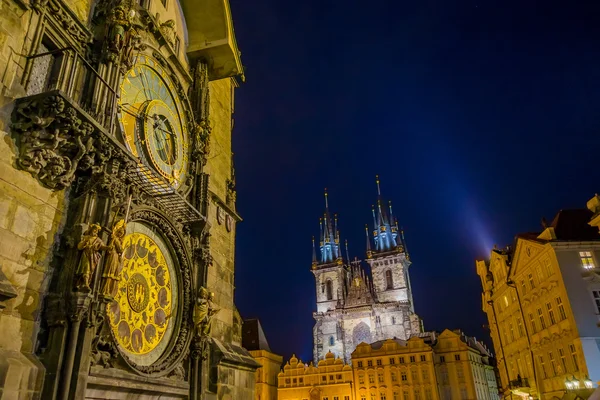 Praga, República Checa - 13 de agosto de 2015: Primer plano famosa torre del reloj astronómico situado en el centro de la ciudad, torres Iglesia de Nuestra Señora fondo vizible, muy agradable luz de la noche — Foto de Stock