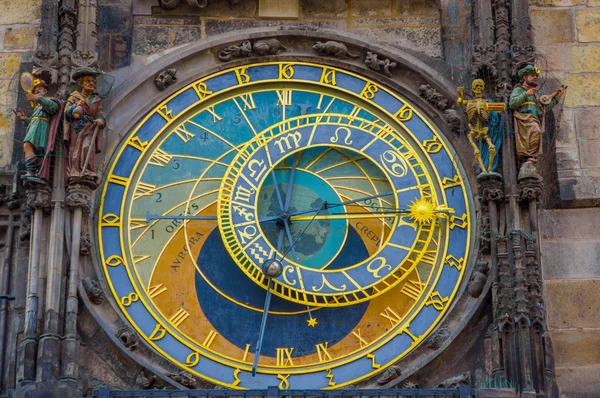 Praga, República Checa - 13 de agosto de 2015: Primer plano de la famosa torre del reloj astronómico situada en el centro de la ciudad — Foto de Stock